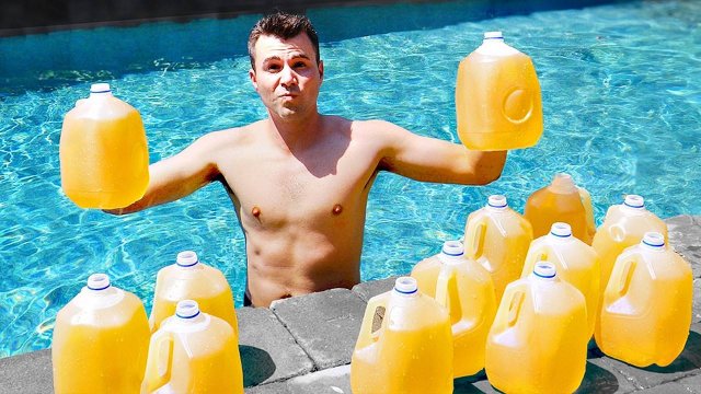 Выясняем Сколько Мочи В Бассейне (Марк Робер НАСА | Mark Rober NASA)