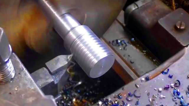 Выточил болтик М27х3,0, для шуруповёрта, из старой крестовины.