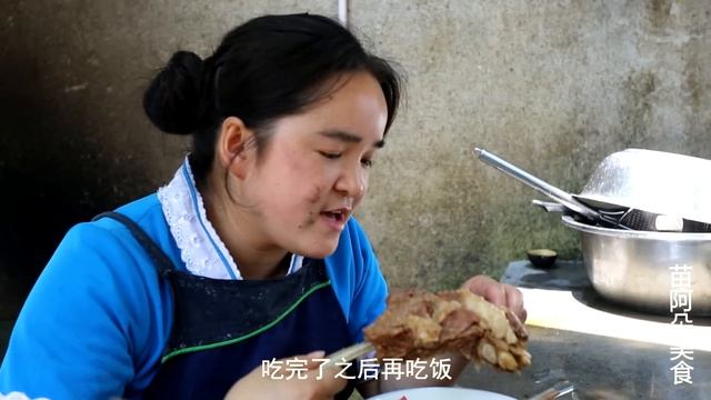 苗大姐吃牛排，左手一只右手一根，脸上黑灰都不知，吃迷了
