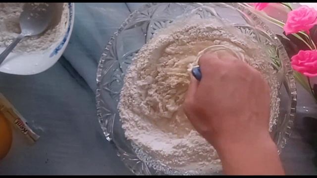 Приготовить нежный и мягкий простой пирог из 2-х яиц.