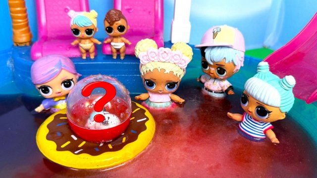 ИГРУШКИ В БАССЕЙНЕ💦 С БОМБОЧКАМИ ДЛЯ ВАННЫ🎁 куклы ЛОЛ  LOL сюрприз мультики Даринелка