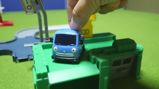 Играем в машинки и поезда - Город Tayo City ☆ 6 зданий и рабочих машин Tayo Friends