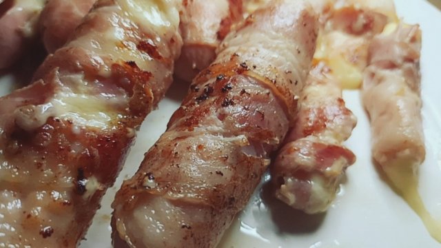 Быстро и вкусно. Сосиски в беконе с сыром.