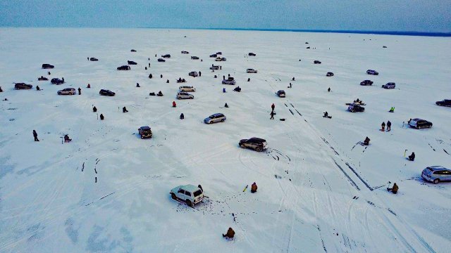 ОГРОМНАЯ ТОЛПА ГОНИТ СУДАКА НА ОБСКОМ ВОДОХРАНИЛИЩЕ. Зимняя рыбалка на судака с эхолотом Калипсо
