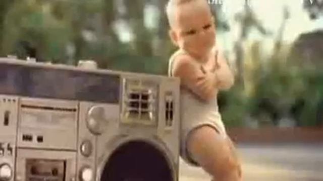 Дети танцуют на роликах