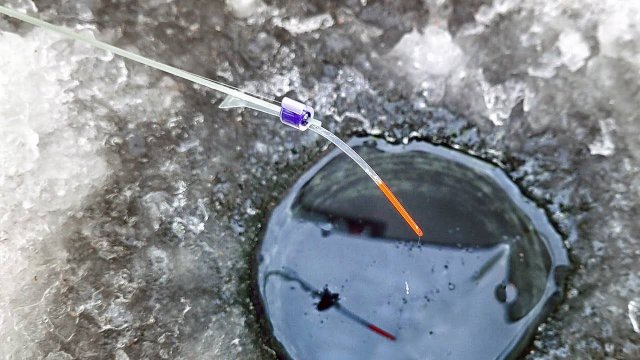 Первый раз на такой рыбалке! Открыл новую зимнюю снасть - безмотылка! Зимняя рыбалка в палатке
