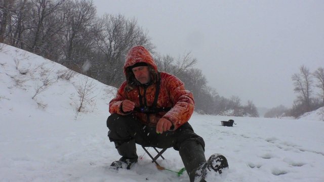 Рыбалка в январе в снегопад! Хорошая рыбалка