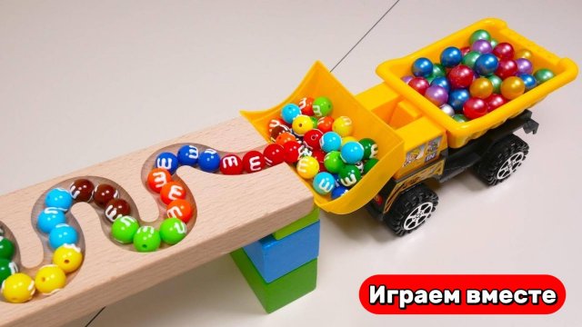 Играем в машинки 🚚 Грузим шарикам грузовики ! Видео для детей