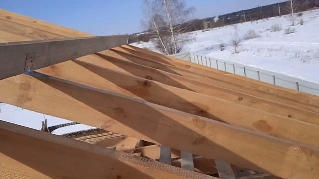 Как выровнять плоскость стропил двускатной крыши.mp4