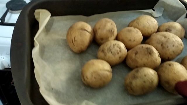Картошка запеченная в духовке в кожуре