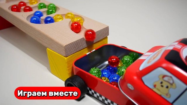 Играем в машинки 🚚 Запускаем шарики по горке в машинки ! Видео для детей