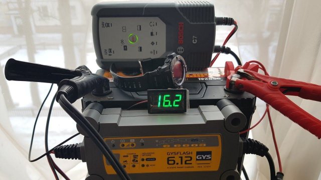 BOSCH C7  или   GYS 6.12 (  разгон по Напряжению 16,2 Вольт  ) Автоматические Зарядные Устройства