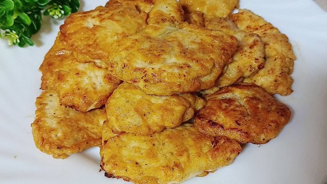 Нежное куриное филе в кляре. Сочная куриная грудка в кляре. Готовится очень просто и быстро.