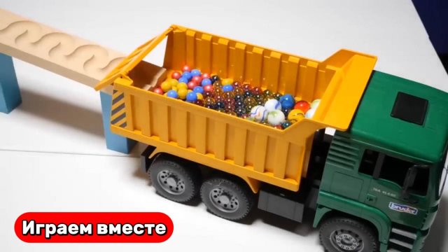Запускаем шарики по горке ! Играем в машинки ! Видео для детей