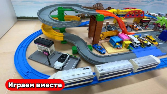 Играем в поезда ! Строим железную дорогу ! Игрушки ! Видео для детей