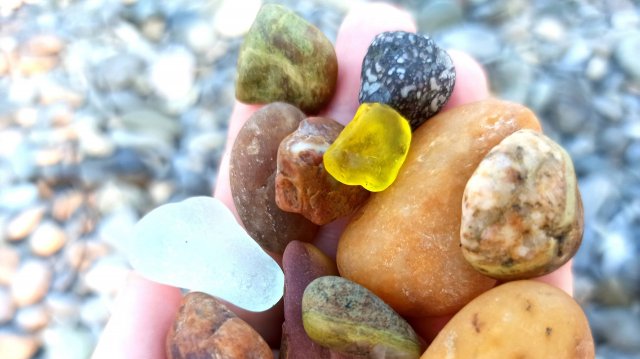 Морские камни с названиями. Самые находки пошли, когда пробрались на закрытую часть пляжа