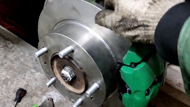 Суппорта 2108 на ниву с наружным креплением тормозного диска.