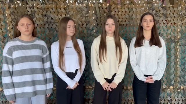 Школьники помогают плести маскировочные сети для участников СВО