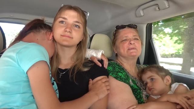 VLOG Отвезли девочек в кино. Алиса научилась водить машину