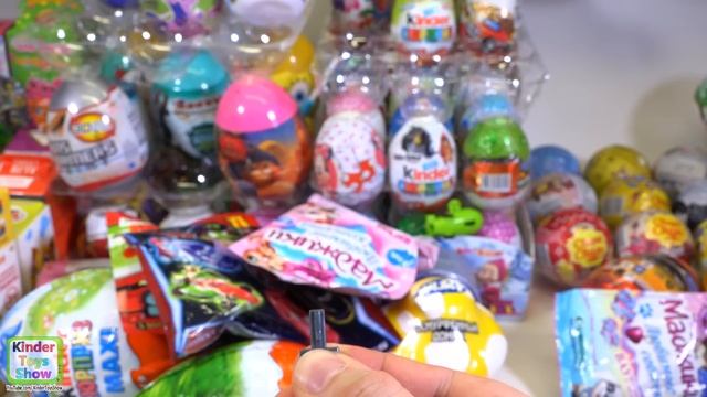 Киндер новогодний МЕГА выпуск, открываем 217 Киндер Сюрпризов (Kinder Surprise unboxing)