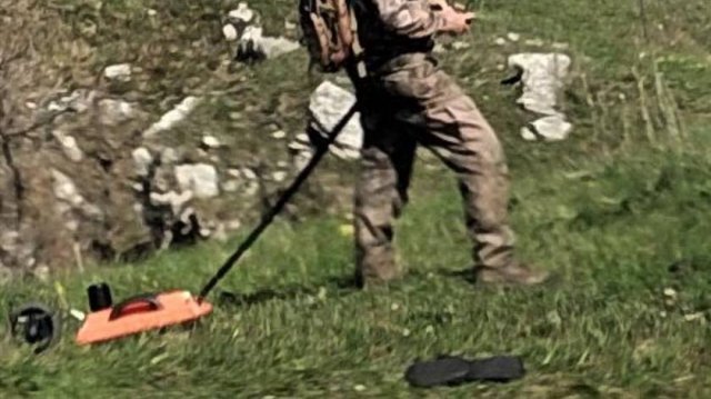 Поиск георадаром в сложных условиях - уклон земли и воздушные помехи. Пример профиля.