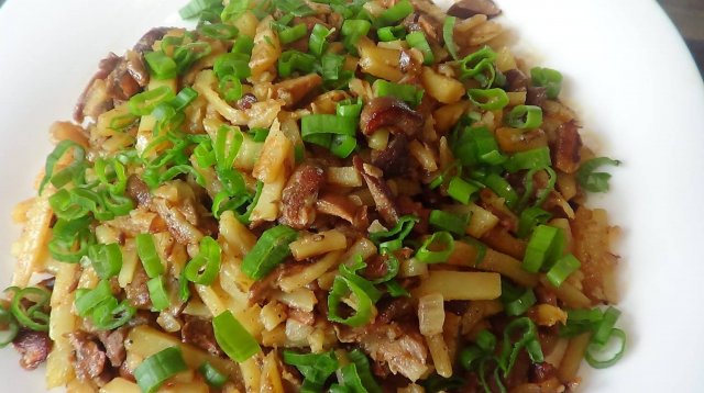 Жареные рыжики с картошкой в сметане