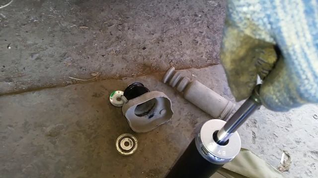 смена заднего амортизатора на мицубиси аутлендере