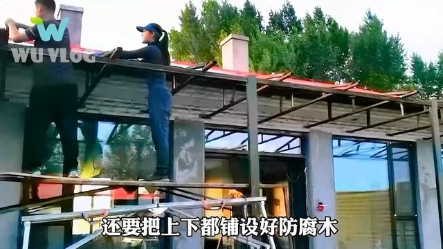 Красивая китайская девушка приводит в порядок сад и старый дом, ремонтирует старый заброшенный дом.