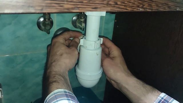 Не вытекает не сливается вода в умывальнике