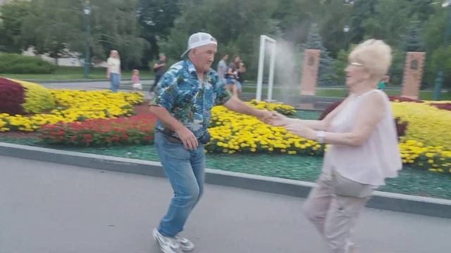 Харьков,танцы среди цветов;"Но как не любя сумеем мы понять себя?"