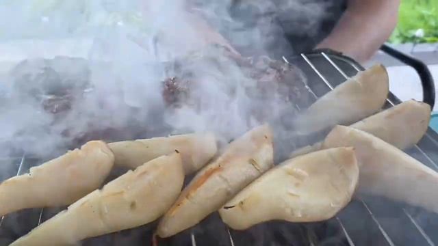 Бургеры из говядины на переносном гриле Nomad. Готовлю вкусные бургеры на дачной веранде.