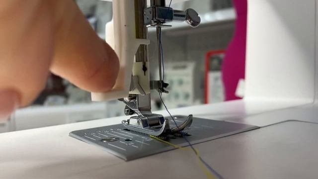 КАК ПОЛЬЗОВАТЬСЯ НИТЕВДЕВАТЕЛЕМ при заправке швейной машинки? Обзор нитевдевателей.