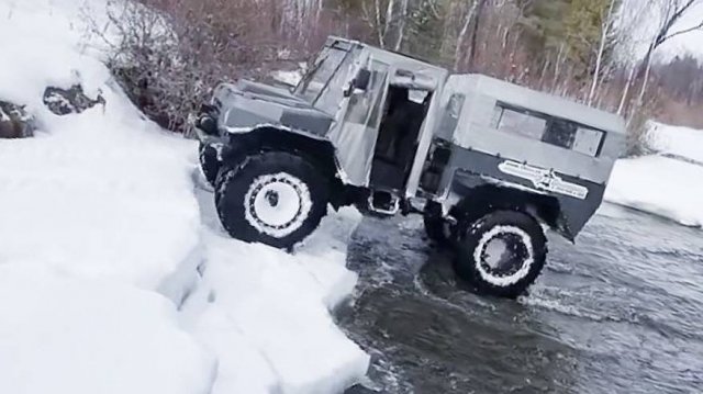 Едем на вездеходе по лесу в Тайге