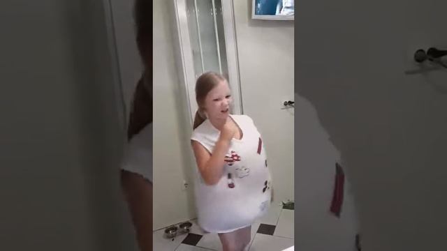 Танцую с толстым животом