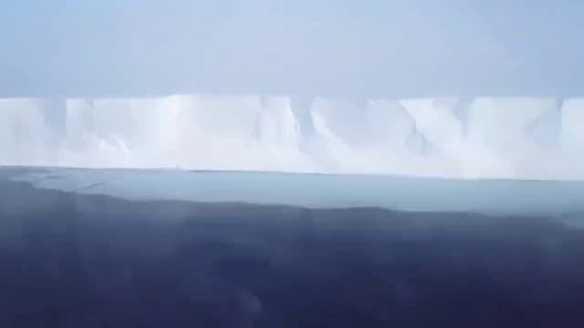 Ледяная стена в Антарктиде. От кого это спрятано?