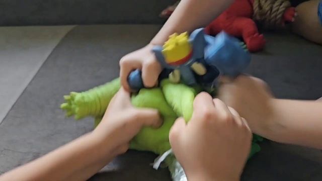 Герои Гуджитсу дерутся. Гуджтсу идут спасать гиганта!