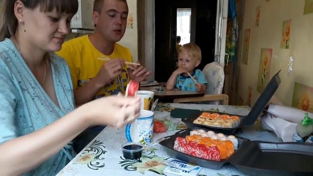 VLOG:ЕДИМ РОЛЛЫ/КУПАЕМ КОШКУ