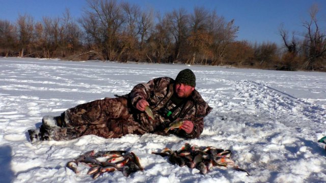 Чумовая зимняя рыбалка в астрахани .На... бурились,На.. ходились,На.. долбились,Но рыбу поймали