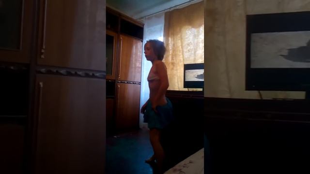 Девочку рвёт.