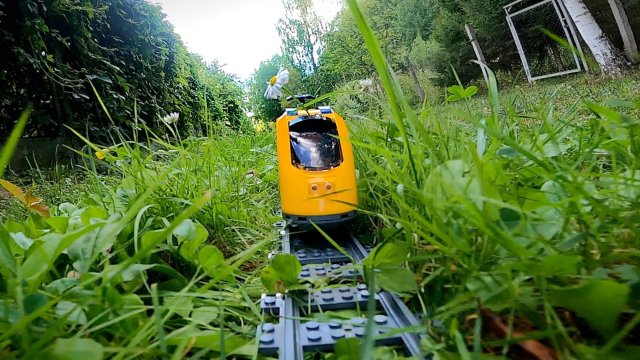 Игрушечный Лего поезд едет через тоннели - вид из кабины машиниста / Видео про поезда игрушки