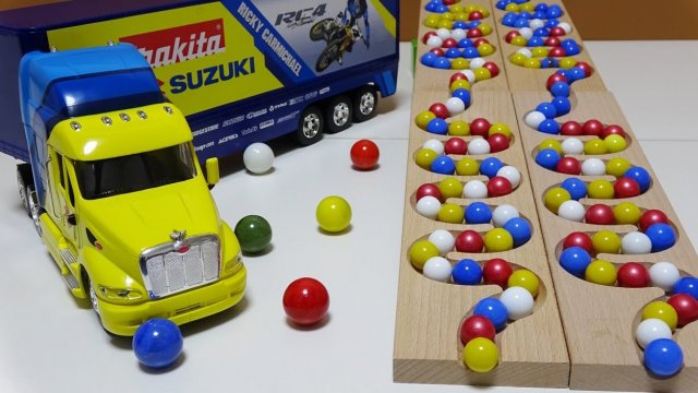 Играем в разноцветные шарики скатываем по лабиринту в большую фуру, детям