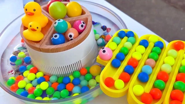Развивающий конструктор с горками и бассейном для детей играем. Видео для детей!!!