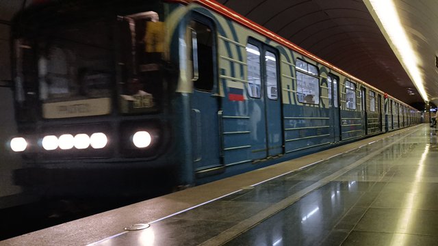 Метро Москвы | Московский метрополитен | Прибывает поезд метро | Осторожно двери закрываются
