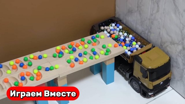 Машинки ! Играем вместе в машинки ! Играем в горки с шариками ! Видео для детей