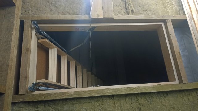 Установка складной чердачной лестницы
