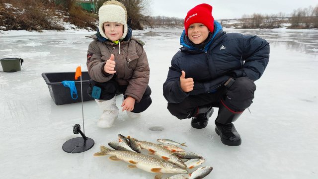 Рыбалка с молодым поколением 😊 Ловим плотву и щуку на первой рыбалке со льда.