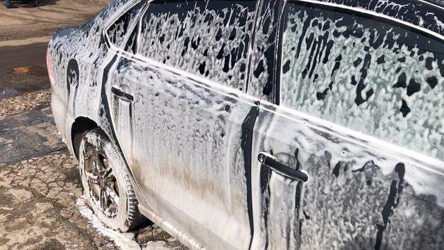 Ополаскивать или сразу наносить пену? Как правильно мыть машину?