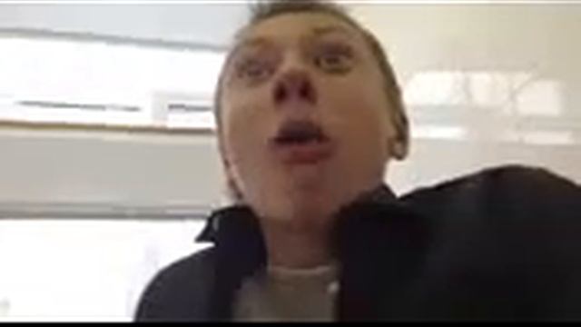 доктор делает укол в попу