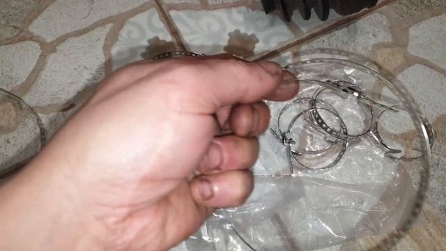 Хомуты или стяжки для пыльников шрус и трипойд -- шарниры равных угловых скоростей .