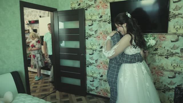 Жених приехал за невестой, но родственники просто так его не пускают к любимой